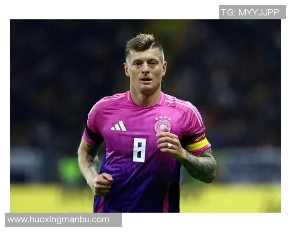 德国足球明星面罩出战引发热议球迷热情不减