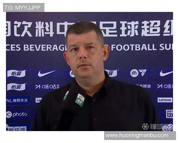 足球明星因表现不佳遭教练罚球惹热议引发球迷对训练方式的讨论